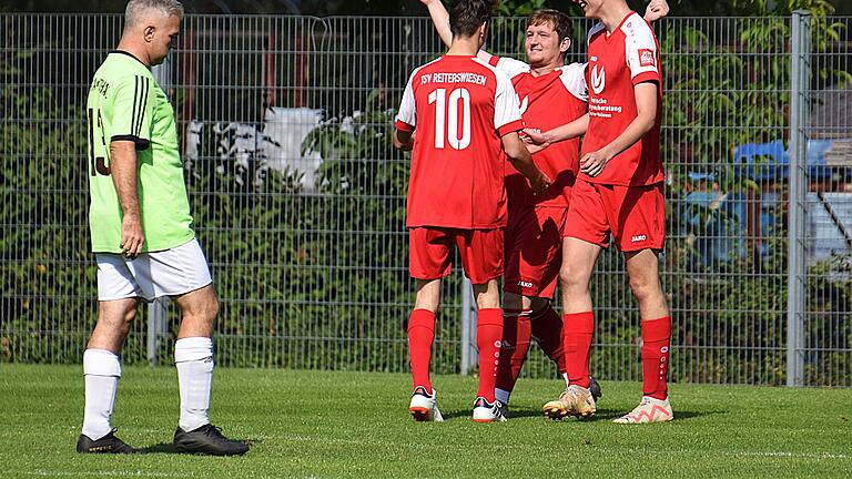 Die Spiele der Kreisklasse Rhön - Eindeutige Körpersprache: Während die SG Reiterswiesen einen ihren vier Treffer bejubelt, ist Ramsthals Routinier Thorsten Büttner bedient. Die Spiele der Kreisklasse Rhön - Eindeutige Körpersprache: Während die SG Reiterswiesen einen ihren vier Treffer bejubelt, ist Ramsthals Routinier Thorsten Büttner bedient.