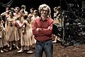 Regisseur Wim Wenders bei den Dreharbeiten mit Tänzern des Ensembles von Sacre du Printemps.