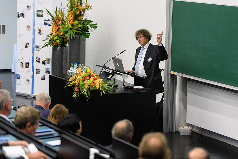 Prof. Dr. Andreas Warnke vor dem Publikum im Hörsaal des Rudolf-Virchow-Zentrums. Foto: Daniel Peter Prof. Dr. Andreas Warnke vor dem Publikum im Hörsaal des Rudolf-Virchow-Zentrums. Foto: Daniel Peter