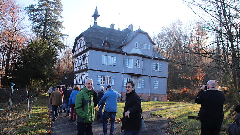Vertreter der Naturschutzverbände auf dem Weg zur Pressekonferenz am Jagdschloss Luitpoldshöhe im November 2018. Vertreter der Naturschutzverbände auf dem Weg zur Pressekonferenz am Jagdschloss Luitpoldshöhe im November 2018. 