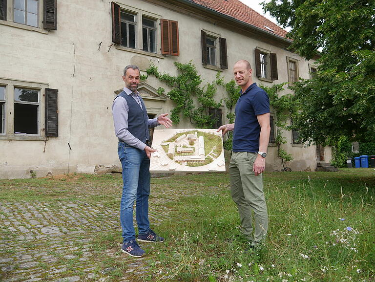 30 neue Wohnungen werden ab Herbst im Gut Deutschhof gebaut. Architekt Roland Breunig und Projektentwickler Simon Ries (rechts) stellten das Projekt der Öffentlichkeit vor. 30 neue Wohnungen werden ab Herbst im Gut Deutschhof gebaut. Architekt Roland Breunig und Projektentwickler Simon Ries (rechts) stellten das Projekt der Öffentlichkeit vor.
