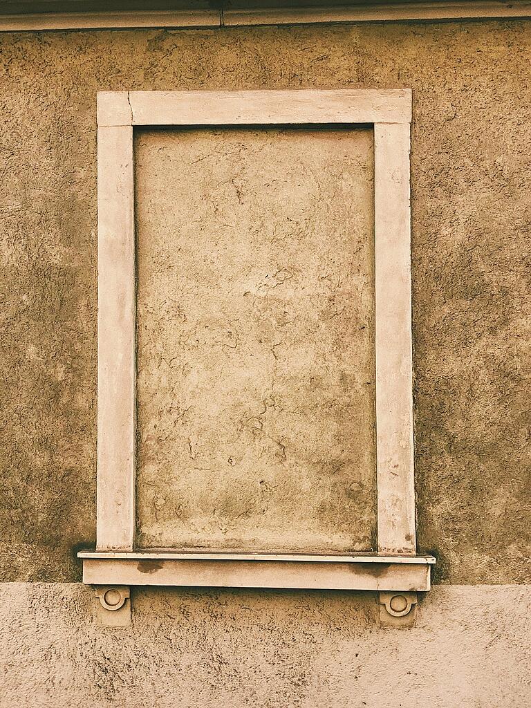 Würzburg, Stadtteil Grombühl: Hier gibt es auffällig viele zugemauerte Fenster. Würzburg, Stadtteil Grombühl: Hier gibt es auffällig viele zugemauerte Fenster. 