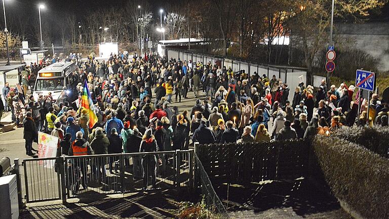 Rund 1000 Demonstranten gingen am Freitagabend in Bad Königshofen gegen eine Impfpflicht auf die Straße. Rund 250 Gegendemonstranten warben auf der anderen Seite für den solidarischen Charakter einer Corona-Impfung. Rund 1000 Demonstranten gingen am Freitagabend in Bad Königshofen gegen eine Impfpflicht auf die Straße. Rund 250 Gegendemonstranten warben auf der anderen Seite für den solidarischen Charakter einer Corona-Impfung.