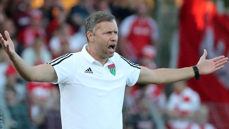 Stinksauer: Trainer Christian Gmünder war mit der Leistung 'seines' FC 05 Schweinfurt genauso unzufrieden wie mit zwei Schiedsrichter-Entscheidungen - und kündigte eine knallharte Aufarbeitung an. Stinksauer: Trainer Christian Gmünder war mit der Leistung 'seines' FC 05 Schweinfurt genauso unzufrieden wie mit zwei Schiedsrichter-Entscheidungen - und kündigte eine knallharte Aufarbeitung an.