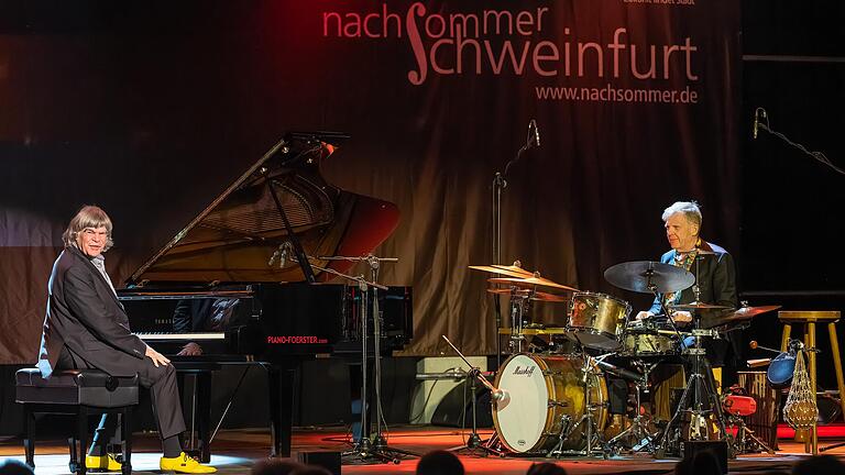Boogie Woogie beim Schweinfurter Nachsommer: Die Zwingenberger-Brüder im Fresenius Medical Care Forum, im Bild Thorsten Zwingenberger (rechts) und sein Bruder Axel am Klavier. Boogie Woogie beim Schweinfurter Nachsommer: Die Zwingenberger-Brüder im Fresenius Medical Care Forum, im Bild Thorsten Zwingenberger (rechts) und sein Bruder Axel am Klavier.