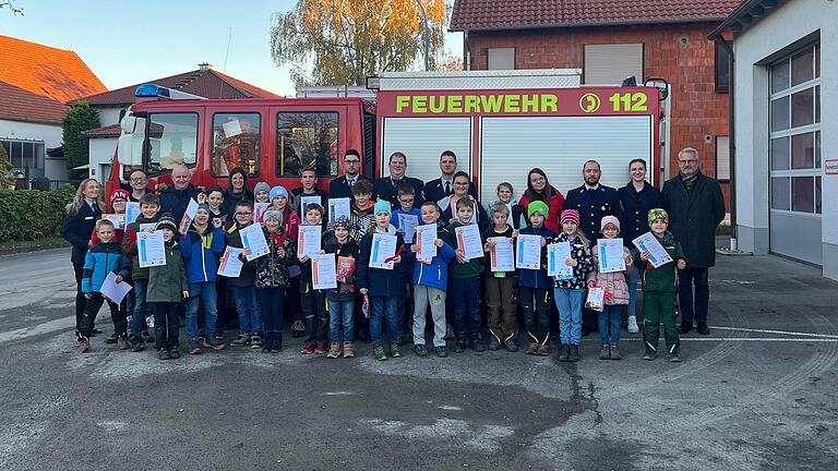 Auf dem Bild sind die erfolgreichen Kinder der beiden Feuerwehren Donnersdorf und Traustadt zu sehen. In der hinteren Reihe Kinderfeuerwehrbeauftrage Nadine Bechmann, Betreuer Frank Wilhelm, Betreuer Erich Finster, Betreuerin Mirjam Wilhelm, 2. Vorstand Sebastian Stapf, 1. Vorstand Christian Kowalik, 1. Kommandant Andreas Wolf, Betreuerin Patricia Schwarzer, 2. Kommandant Michael Solf, Betreuerin Laura Schenk, 1. Bürgermeister Klaus Schenk. Auf dem Bild sind die erfolgreichen Kinder der beiden Feuerwehren Donnersdorf und Traustadt zu sehen. In der hinteren Reihe Kinderfeuerwehrbeauftrage Nadine Bechmann, Betreuer Frank Wilhelm, Betreuer Erich Finster, Betreuerin Mirjam Wilhelm, 2. Vorstand Sebastian Stapf, 1. Vorstand Christian Kowalik, 1. Kommandant Andreas Wolf, Betreuerin Patricia Schwarzer, 2. Kommandant Michael Solf, Betreuerin Laura Schenk, 1. Bürgermeister Klaus Schenk.