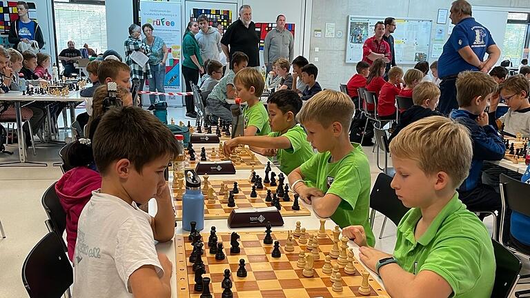 Blick ins Turnier: das Schweinfurter Team in Grün von hinten nach vorne: Luis Leja, Timo Liang, Roberts Damme, Theo Tille.