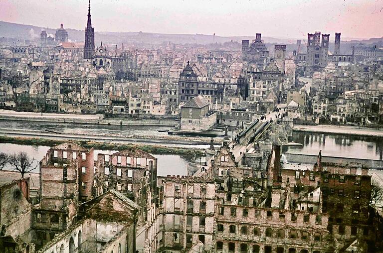 Blick auf das zerstörte Würzburg, fotografiert von Carl Lamb.