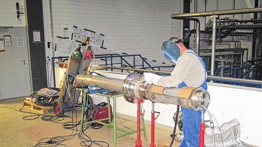 Handwerk: Die Kälteanlage benötigt auch normale Schweißerarbeiten. Handwerk: Die Kälteanlage benötigt auch normale Schweißerarbeiten.