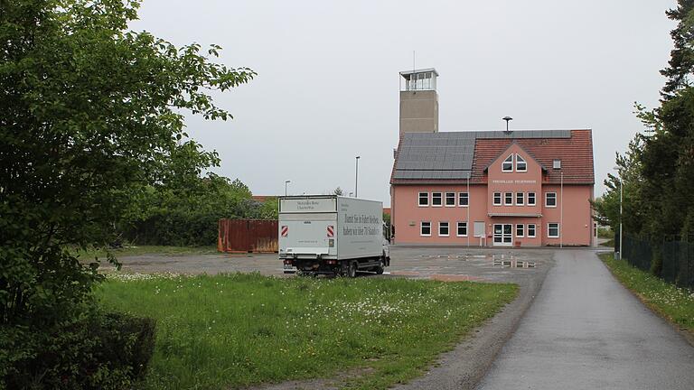 Diesen freien Platz an der Andreas-Hippler-Straße hat die Stadt Gerolzhofen an einen hiesigen Investor verkauft. Dieser will hier ein Mehrfamilienhaus errichten. Diesen freien Platz an der Andreas-Hippler-Straße hat die Stadt Gerolzhofen an einen hiesigen Investor verkauft. Dieser will hier ein Mehrfamilienhaus errichten.
