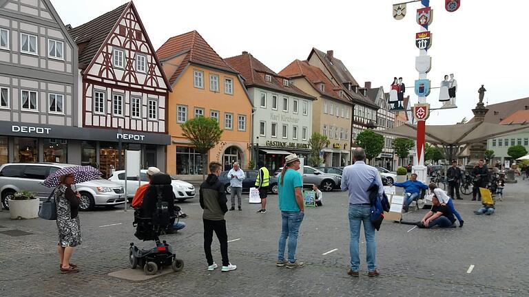 Ein eher kleiner Kreis von Demonstranten hatte sich am Samstag auf dem Marktplatz von Bad Neustadt versammelt. Die Kundgebung war spontan angemeldet worden. Ein eher kleiner Kreis von Demonstranten hatte sich am Samstag auf dem Marktplatz von Bad Neustadt versammelt. Die Kundgebung war spontan angemeldet worden.