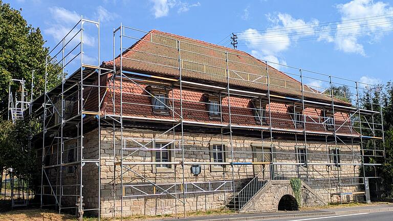 Sanierung Salzhaus Untere Saline       -  Das historische Salzhaus an der Unteren Saline wurde für die Dach- und Dachstuhlsanierung eingerüstet.