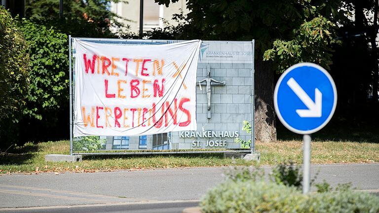 Ein Banner vor dem Krankenhaus St. Josef, das Ende des Jahres aus finanziellen Gründen geschlossen wird. Wie es mit der Krankenhausversorgung in Schweinfurt weitergeht, ist derzeit das wichtigste kommunalpolitische Thema. Ein Banner vor dem Krankenhaus St. Josef, das Ende des Jahres aus finanziellen Gründen geschlossen wird. Wie es mit der Krankenhausversorgung in Schweinfurt weitergeht, ist derzeit das wichtigste kommunalpolitische Thema.