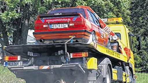 Der Albtraum eines jeden Rennfahrers: Das Fahrzeug des Bad Königshöfers Peter Schmidt auf dem Abschleppfahrzeug.