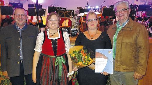 Ehrung: Für 30 Jahre Musizieren wurde Astrid Wunderlich (Zweite von rechts) vom Ehren-Kreisvorsitzenden des Nordbayerischen Musikbundes Helmut May (rechts) ausgezeichnet. Es gratulierten Egon Sturm und Vorsitzende Regina Enders.
