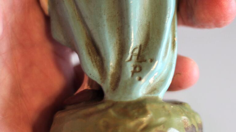 Das unverkennbare Zeichen auf der Figuren belegt, dass sie aus der Werkstatt Linz in Prichsenstadt stammt. Das unverkennbare Zeichen auf der Figuren belegt, dass sie aus der Werkstatt Linz in Prichsenstadt stammt.