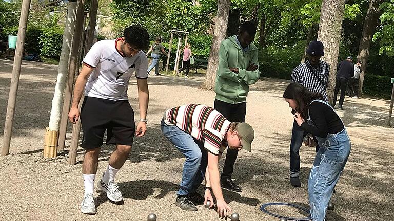 Dank einer gemeinsamen Initiative des Boule-Clubs Würzburg und der Malteser werden Flüchtlinge in das gesellige Spiel eingeführt. Dank einer gemeinsamen Initiative des Boule-Clubs Würzburg und der Malteser werden Flüchtlinge in das gesellige Spiel eingeführt.