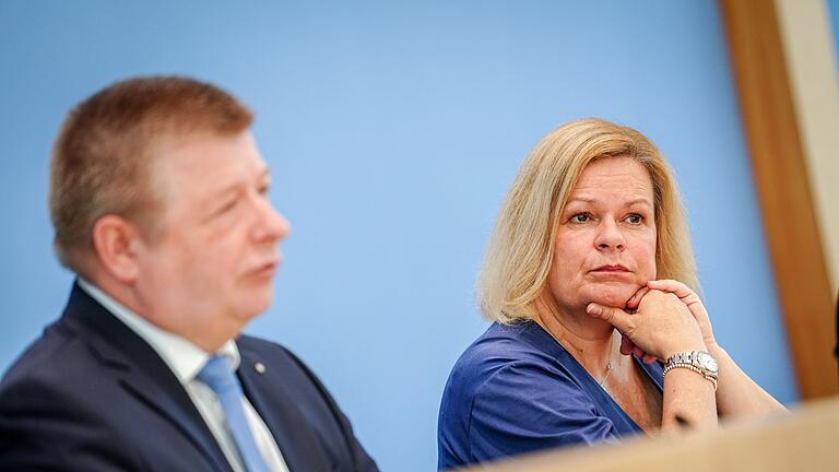 Nancy Faeser und Thomas Haldenwang       -  Bundesinnenministerin Faeser und Verfassungsschutz-Präsident Haldenwang