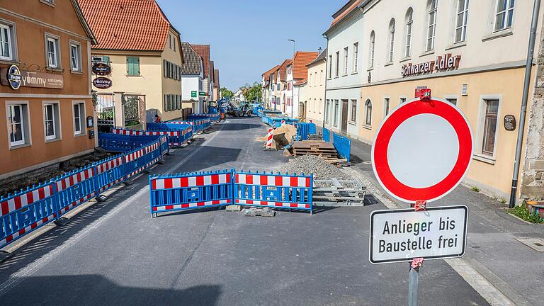 Die Oberndorfer Hauptstraße wird seit Ende Mai saniert und ist deshalb gesperrt. Gerade zu Stoßzeiten führt das immer wieder auf der Umgehung in Richtung A70 und Bergrheinfeld zu Verzögerungen.