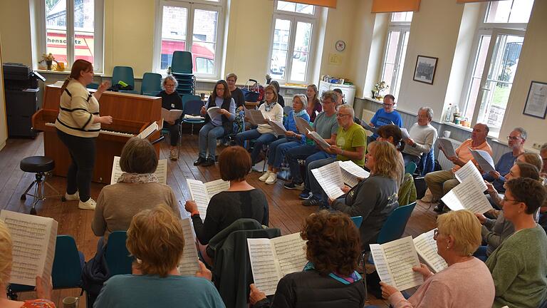 Fleißig probt derzeit der Chor Inspirations mit der neuen Dirigentin Marie Wehr für das Jubiläumskonzert '125 Jahre Gesangverein Wombach'.