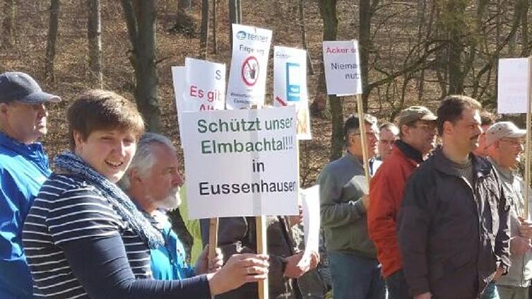 Schon der kleinste Protestbürger hält die Fahnen hoch.