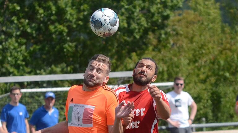 Augen zu und durch: der Duttenbrunner David Bauer (links) und Gökhan Balaban vom FC Wiesenfeld-Halsbach im Zweikampf.