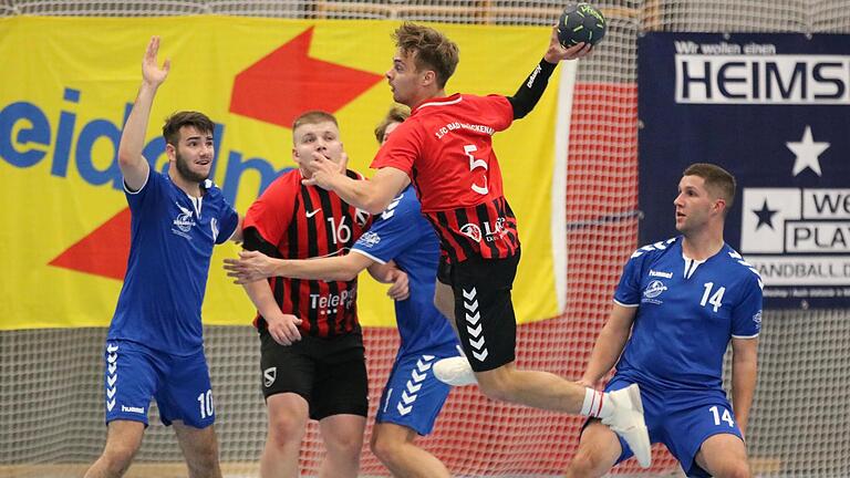 Heimsieg: Nick Schumm vom FC Bad Brückenau setzt gegen die TG Würzburg zum Sprungwurf an. Foto: Sebastian Schmitt       -  Heimsieg: Nick Schumm vom FC Bad Brückenau setzt gegen die TG Würzburg zum Sprungwurf an. Foto: Sebastian Schmitt