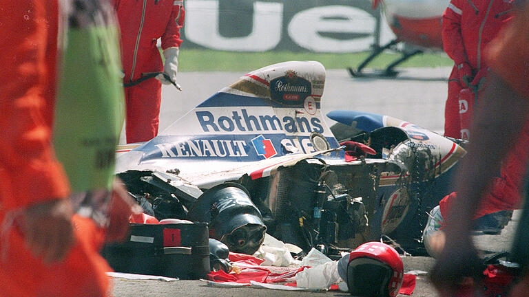 Unfall von Ayrton Senna in Imola.jpeg       -  Unfall von Ayrton Senna in Imola ARCHIV - 01.05.1994, Italien, Imola: Das Wrack des Fahrzeugs des verunglückten brasilianischen Formel 1-Piloten Ayrton Senna liegt beim Großen Preis von San Marino neben der Strecke. Bei ihrer Rückkehr wird die Formel 1 an diesem Wochenende an die tragischen Ereignisse von damals erinnert. Sein Todestag jährt sich am 1. Mai zum 30. Mal. (zu dpa: «Tod und Trauer: Das Horror-Wochenende um Senna vor 30 Jahren») Foto: Afp/afp/dpa +++ dpa-Bildfunk +++