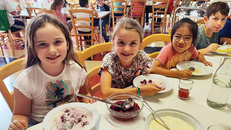 Das Mittagessen im Volkacher Hort wird täglich in der hauseigenen Küche frisch zubereitet und orientiert sich an den Vorgaben der Deutschen Gesellschaft für Ernährung. Das Mittagessen im Volkacher Hort wird täglich in der hauseigenen Küche frisch zubereitet und orientiert sich an den Vorgaben der Deutschen Gesellschaft für Ernährung.