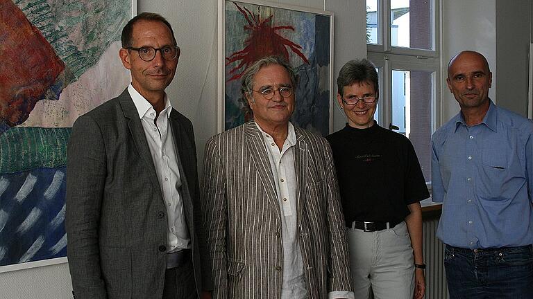 Die Klinikleitung eröffnet zusammen mit Dr. Merholz die Ausstellung der verstorbenen Künstlerin Inge Merholz. Von links Prof. Dr. Dominikus Bönsch, Dr. Jörg K. Merholz, Marianne Schaffarczik und Bernd Ruß.