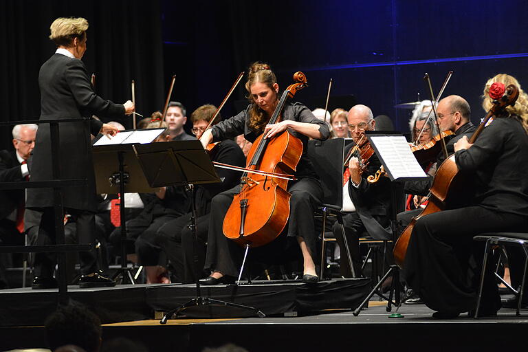 Beeindruckendes Solo. Cellistin Monika Gaggia mit der Collegia Musica Chiemgau unter der Leitung von Elke Burkert.