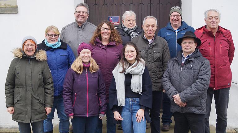 Sie stellen sich zur Wahl: (vorne, von links) Lydia Lampe, Carina Engel, Marie Albert, Günther Friedrich, (mittlere Reihe) Julia Sauer, Michaela Seufert, German Wagenhäuser, Alois Schneider, (hinten) Bernhard Seufert, Peter Königer und Thomas Dünninger. Der Rest&nbsp;der Kandidaten konnte zum offiziellen Fototermin nicht anwesend sein.&nbsp;