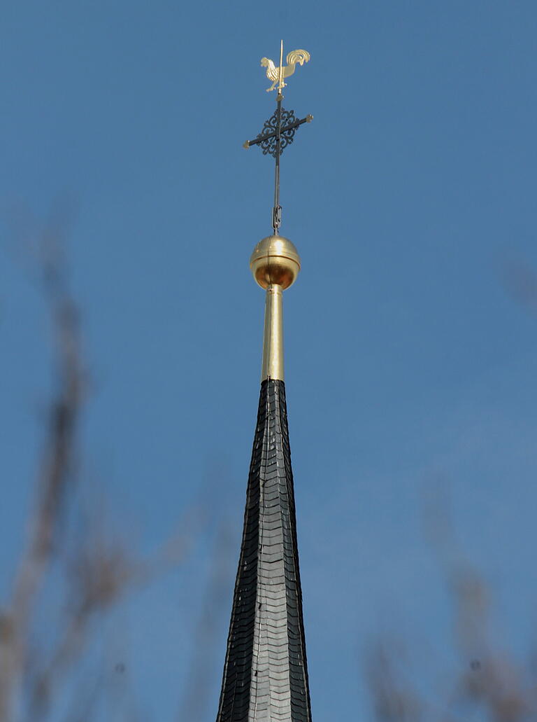 Über fünf Meter hoch ist der Dachschmuck für die Eltmanner Kirchturmspitze.