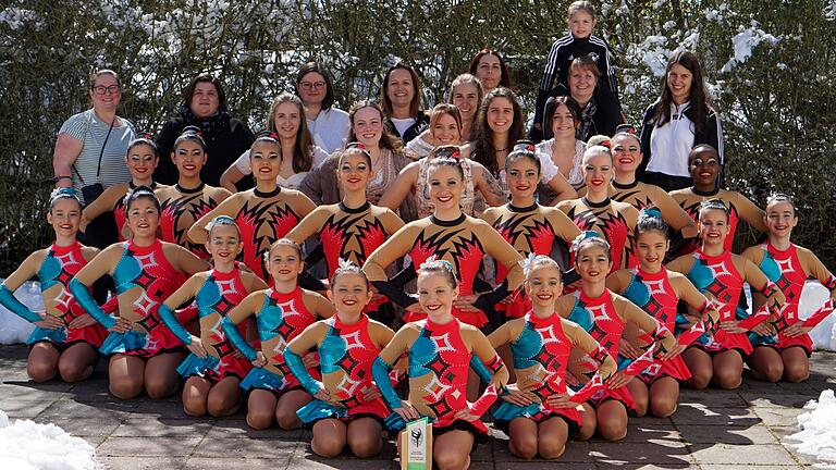 Die Schülergruppe „Muskatzinchen“ (vorne), die Jugendgruppe „Ortegas“ sowie die Trainerinnen und Fans des JTSC Dettelbach sind stolz auf ihre Erfolge bei der Bayerischen Meisterschaft im Garde- und Schautanzsport. Nächste Station im April: Deutsche Meisterschaft. Die Schülergruppe „Muskatzinchen“ (vorne), die Jugendgruppe „Ortegas“ sowie die Trainerinnen und Fans des JTSC Dettelbach sind stolz auf ihre Erfolge bei der Bayerischen Meisterschaft im Garde- und Schautanzsport. Nächste Station im April: Deutsche Meisterschaft.