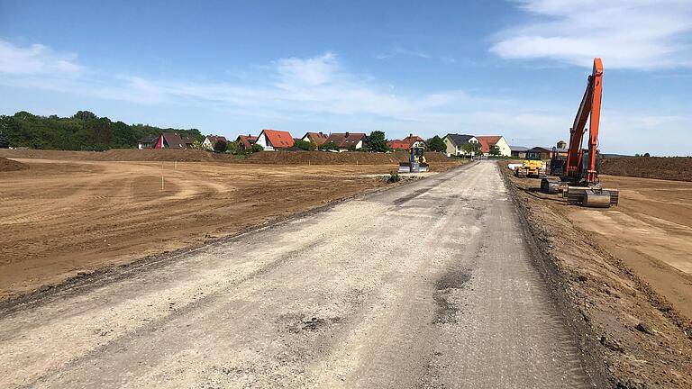 Der östliche Teil der Kreisstraße Alitzheim-Mönchstockheim ist bereits abgefräst. Links und rechts der Trasse wurde der Mutterboden weggeschoben, weil hier der neue Verkehrskreisel gebaut wird.