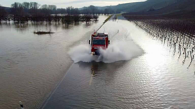 Nicht nur Feuer bekämpft die Volkacher Feuerwehr regelmäßig, auch Hochwasser ist immer wieder ein Thema. Das Bild zeigt eine Übung im Dezember 2023 auf einer überschwemmten Straße.