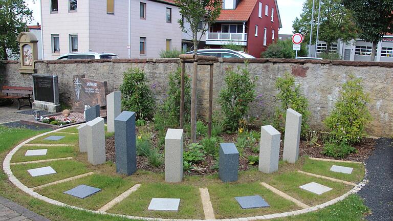 Das Urnengrab ist ein Schmuckstück im Fuchsstädter Friedhof. Eine Belegung ist jedoch noch nicht möglich.       -  Das Urnengrab ist ein Schmuckstück im Fuchsstädter Friedhof. Eine Belegung ist jedoch noch nicht möglich.