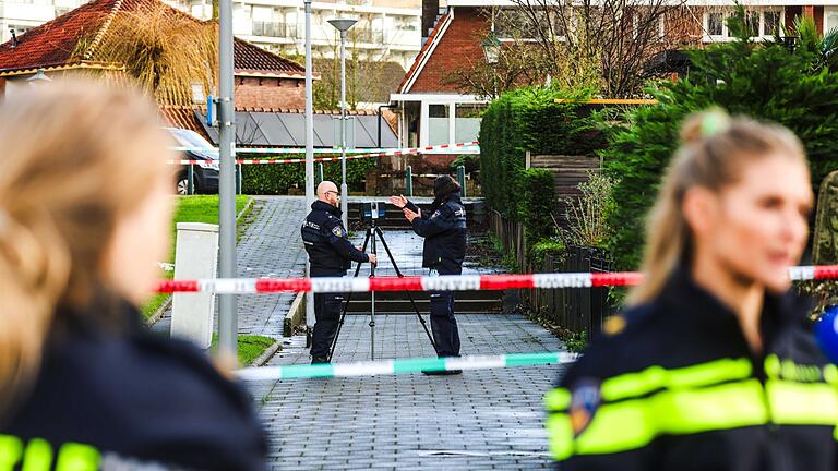 Fahndung nach Todesschützen in Rotterdam - Für Hinweise zur Ergreifung des Todesschützen von Rotterdam haben die Behörden eine Belohnung von 30.000 Euro ausgesetzt. Fahndung nach Todesschützen in Rotterdam - Für Hinweise zur Ergreifung des Todesschützen von Rotterdam haben die Behörden eine Belohnung von 30.000 Euro ausgesetzt.