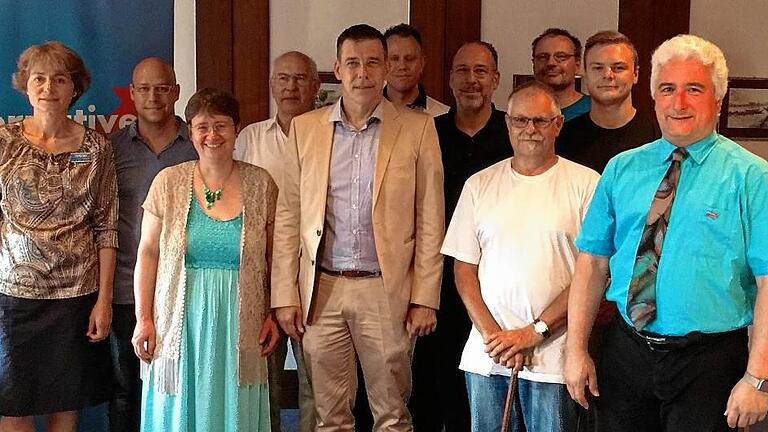 Die neue Vorstandschaft des AfD-Bezirksverbands Unterfranken: (von links) Nadja Stafl, Niko Marschall, Andrea Klingen, Klaus Böttner, Richard Graupner, Martin Peter, Michael Gebhardt, Thomas Tometschko, Dr. Christian Petersen, Kevin Klinge und Christian Klingen.