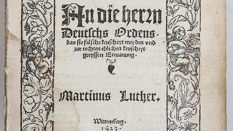 Im Deutschordensmuseum in Bad Mergentheim im Original ausgestellt: Martin Luthers Schrift, &bdquo;An die herrn Deutschs Ordens das sie falsche keuscheyt meyden und zur rechten ehelichen keuscheyt greyffen Ermanung&ldquo;, Wittenberg 1523.