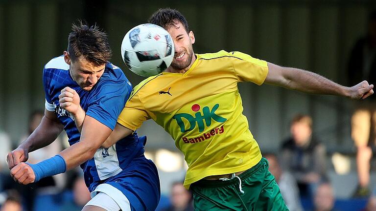 Fußball, Bayernliga, Würzburger FV - DJK Don Bosco Bamberg       -  Der 2:1-Sieg des WFV brachte zwar nicht mehr Platz zwei ein, aber gefeiert wurde trotzdem. Hier kämpfen (von links) Cristian Dan (WFV) und Nicolas Esparza um den Ball.