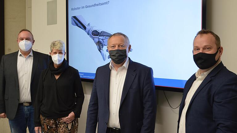 Im Bad Kissinger Landratsamt wurde jetzt ein Software-Roboter vorgestellt. Unser Bild zeigt (von links) Geschäftsführer Thomas Kirschner (Cisio GmbH), Projektleiterin Kirsten Weiß, Landrat Thomas Bold und Jürgen Bischoff von der IT-Hauptverwaltung im Landratsamt.