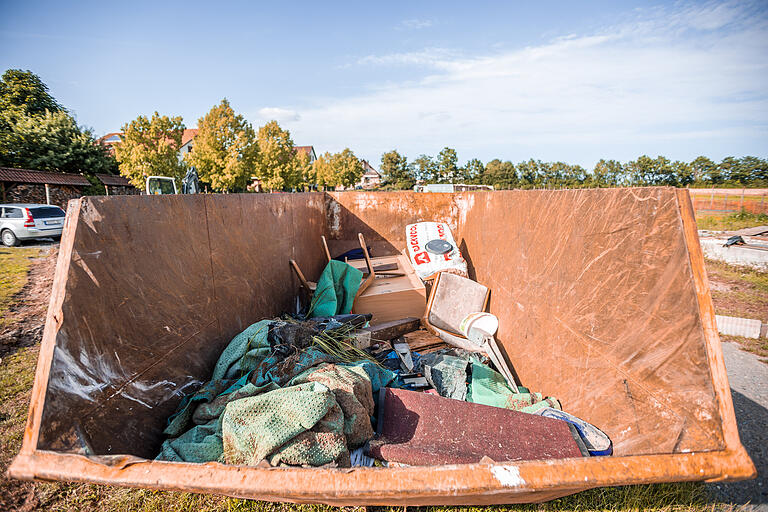 Ein Blick in den zweiten Entsorgungscontainer lässt erahnen, wie groß das Ausmaß des Schadens ist. Der erste wurde bereits abgeholt.