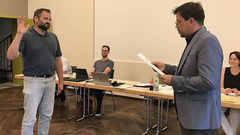 Martin Lerzer (links) wurde in der Sitzung am 27. Juli neu als Gemeinderat von Bürgermeister Alexander Knahn vereidigt.