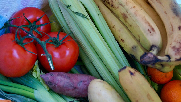 Bei der diesmaligen Aktion rettete Sophia unter anderem Tomaten, Bananen, Kartoffeln und Sellerie vor der Mülltonne.