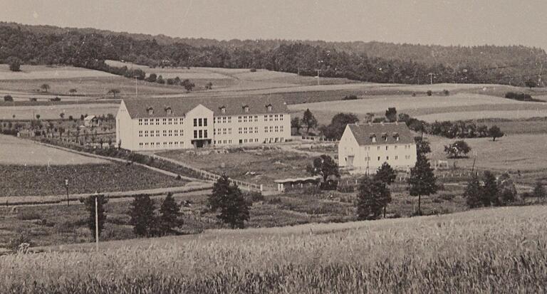 Für viele kaum mehr vorstellbar, als 1954 die Berufsschule gebaut war, inzwischen alles bebaut ist und statt der Berufsschule dort nun der neue Kindergarten steht.