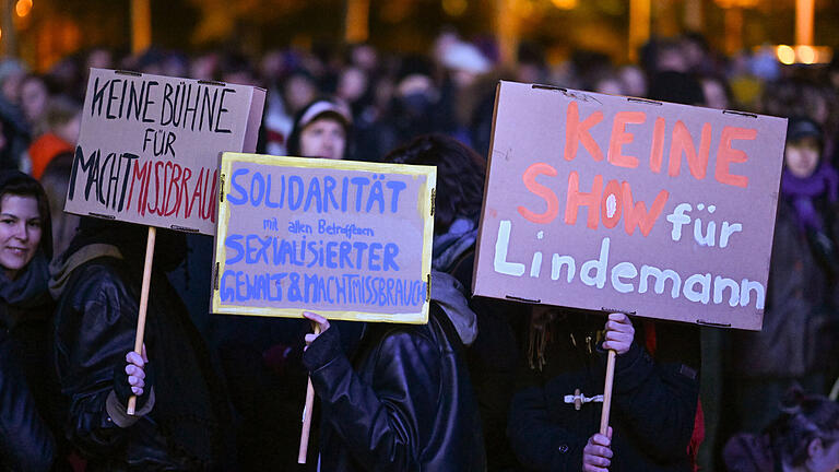 Auftakt Solo-Tour Till Lindemann - Proteste.jpeg       -  Protestkundgebung an der Quarterback Immobilien Arena in Leipzig. Hier fand der Auftakt zur Solo-Tour von Till Lindemann statt.