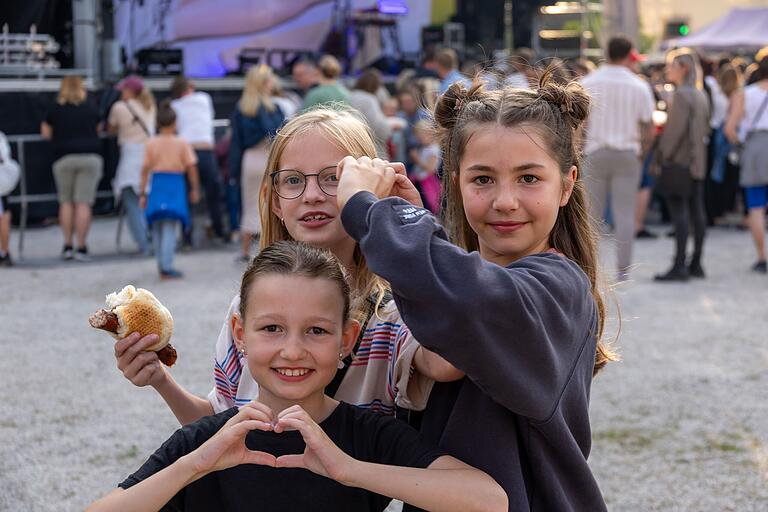 Frieda, Nelli und Minu warten auf Clueso. Eine Bratwurst hilft die Zeit zu überbrücken. Frieda, Nelli und Minu warten auf Clueso. Eine Bratwurst hilft die Zeit zu überbrücken.