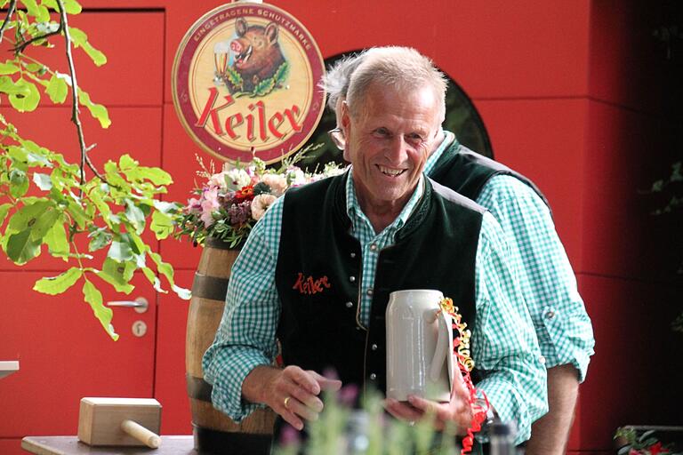 Hans Müller bei seiner letzten Festbierprobe zur Spessartfestwoche 2024 mit seinem sich stets füllenden Krug.