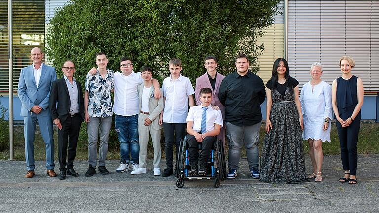 Entlassfeier an der Irena-Sendler-Schule Hohenroth: Das Foto zeigt Jürgen Endres (Schulleiter), Stefan Bachmann (Klassenleiter), die Schüler und die Schülerin der Abschlussklasse, Annette Voll (1. stellvertretende Schulleiterin), Carmen Wochnick (2. stellvertretende Schulleiterin) Entlassfeier an der Irena-Sendler-Schule Hohenroth: Das Foto zeigt Jürgen Endres (Schulleiter), Stefan Bachmann (Klassenleiter), die Schüler und die Schülerin der Abschlussklasse, Annette Voll (1. stellvertretende Schulleiterin), Carmen Wochnick (2. stellvertretende Schulleiterin)